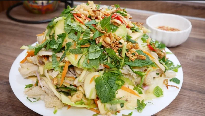 Thịt gà mềm, rau củ giòn và nước trộn chua ngọt tạo nên sức hấp dẫn của món nộm gà xé phay.