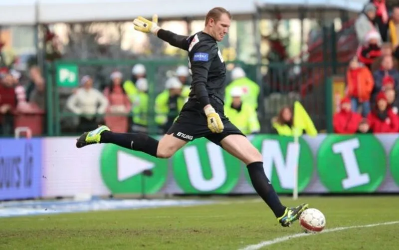 Kristof Van Hout là một trong những thủ môn cao nổi bật của bóng đá Bỉ, từng thi đấu chuyên nghiệp nhiều năm