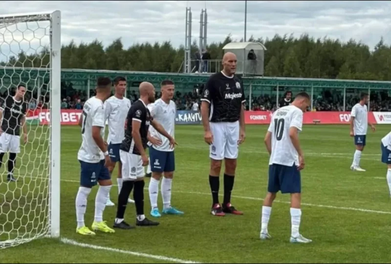 Pavel Podkolzin được nhắc đến như trường hợp đặc biệt khi sở hữu chiều cao 2,26 m và từng xuất hiện trong bóng đá