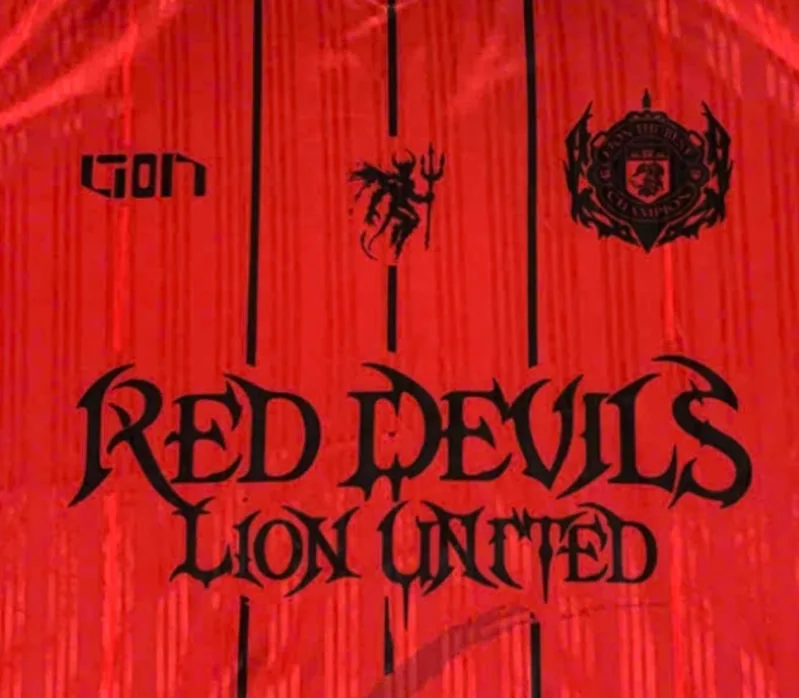 Red Devils phù hợp trong tiêu đề, khẩu hiệu cổ động và nội dung nhấn mạnh bản sắc của Manchester United