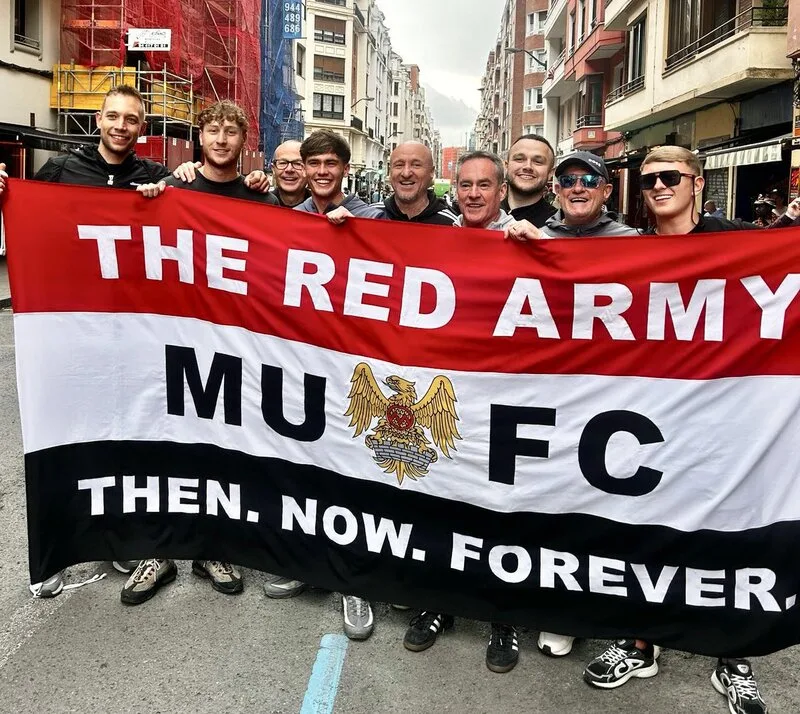 Red Army nhấn mạnh cộng đồng cổ động viên đông đảo, đoàn kết và cuồng nhiệt của Manchester United Red Army nhấn mạnh cộng đồng cổ động viên đông đảo, đoàn kết và cuồng nhiệt của Manchester United