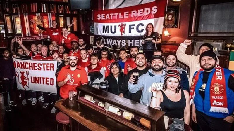 Người hâm mộ Manchester United thường được gọi là Red Devils, Red Army, Reds hoặc United supporters tùy hoàn cảnh