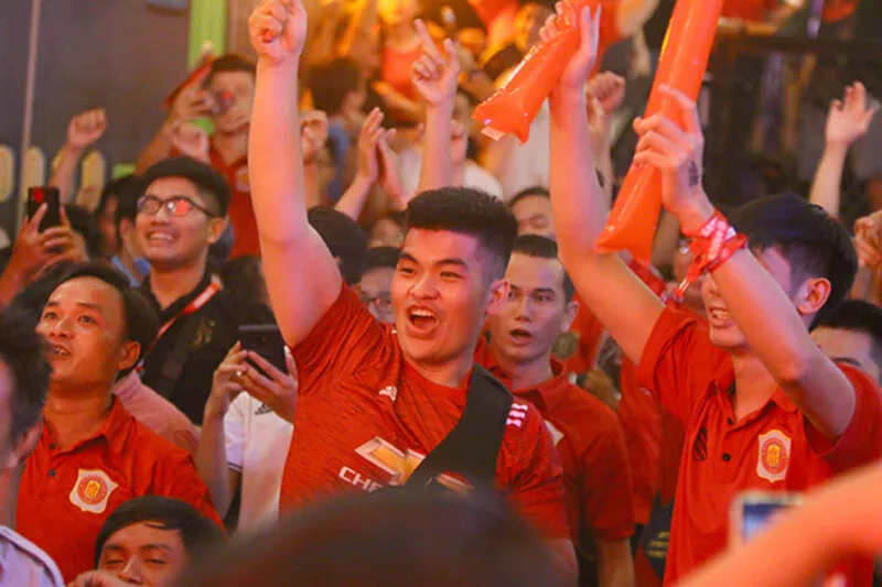Tình yêu đội bóng được thể hiện bằng sự tôn trọng, đồng hành và tham gia cộng đồng văn minh thay vì những tiêu chuẩn cứng nhắc