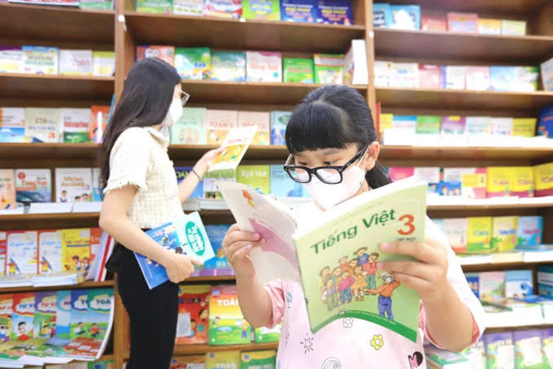 Gia đình nên chuẩn bị hồ sơ, sách vở, đồng phục và điều chỉnh sinh hoạt cho trẻ trước khi năm học bắt đầu.