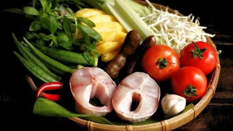 Nguyên liệu tươi là nền tảng quan trọng để nấu canh chua cá lóc miền Tây ngon đúng vị