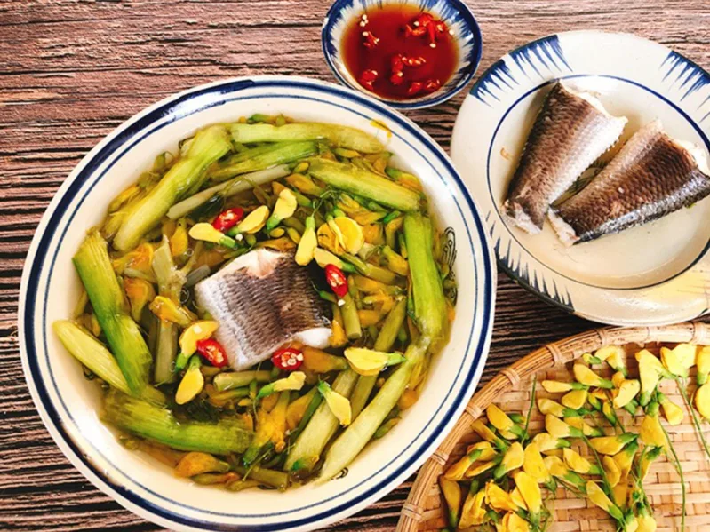 Bông súng, bông điên điển, rau nhút và chuối cây giúp món canh mang thêm dấu ấn vùng miền