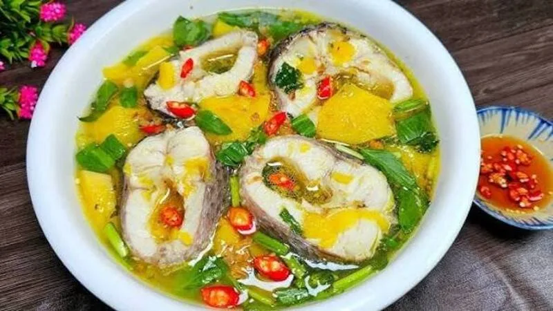 Nấu canh chua cá lóc miền Tây hấp dẫn nhờ sự cân bằng giữa vị chua, ngọt, mặn và hương thơm rau đồng