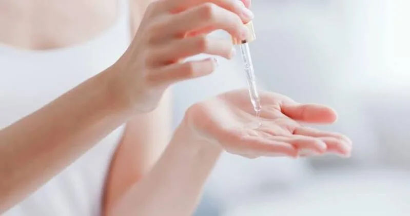 Serum thường được thoa sau bước làm sạch hoặc toner và trước kem dưỡng trong chu trình chăm sóc da.