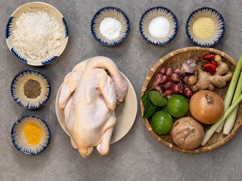 Nguyên liệu thực hiện cách làm gà ủ muối gồm gà ta, muối hạt và các loại gia vị tạo hương