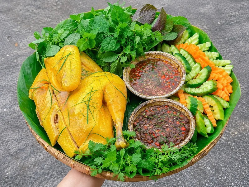 Gà ủ muối có thể ăn cùng rau răm, dưa leo, xôi hoặc hành tím ngâm chua