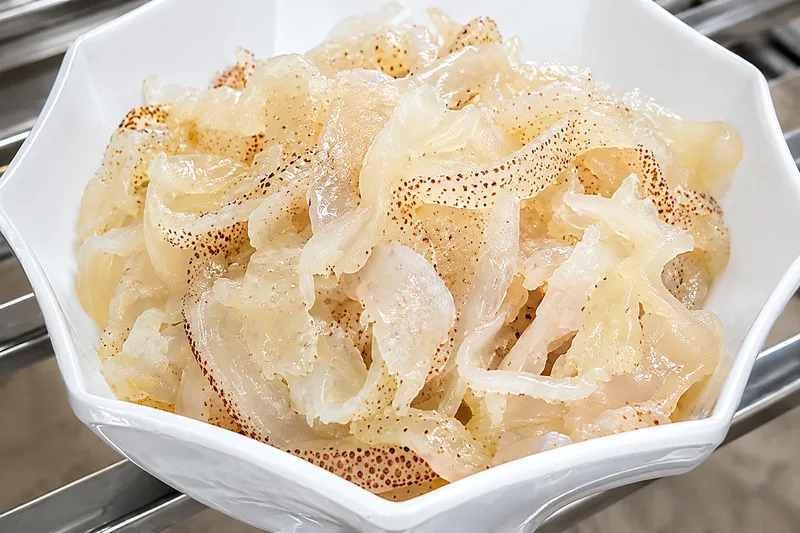 Để sứa thật ráo, trộn gần giờ ăn và không cho quá nhiều nước sốt là bí quyết giúp nộm sứa giòn, không bị ra nước.