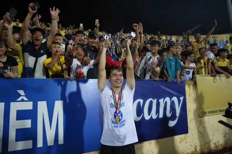 Văn Toàn cùng CLB Thép Xanh Nam Định giành được 2 chức vô địch V.League liên tiếp ở mùa 2023/24 và 2024/25.