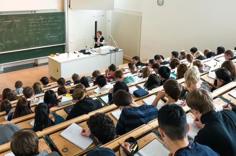Nhiều trường công tại Đức không thu học phí thông thường, nhưng sinh viên vẫn có thể phải đóng phí học kỳ và một số khoản khác.