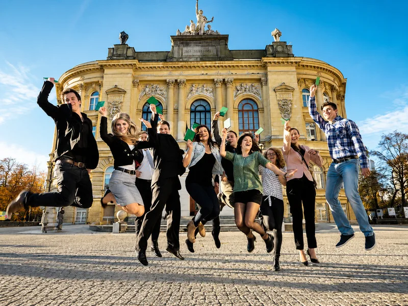 Khi ngân sách hạn chế, nên so sánh cả học phí, nhà ở, sinh hoạt, visa và cơ hội học bổng thay vì chỉ nhìn vào học phí niêm yết.