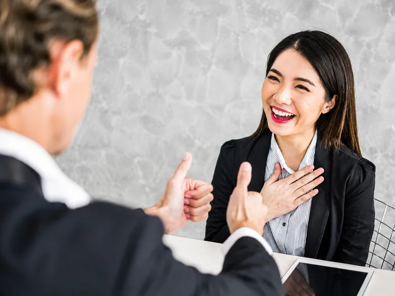 Người có EQ tốt thường tự nhận thức, lắng nghe, giao tiếp rõ ràng và chịu trách nhiệm về hành vi