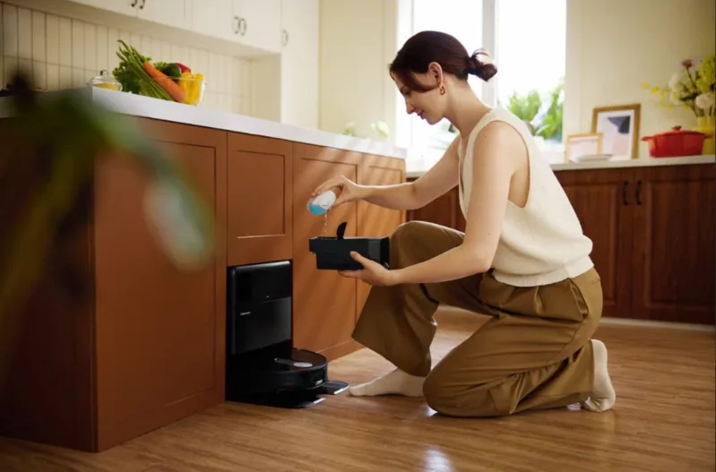 Vệ sinh chổi, cảm biến, bộ lọc và dock định kỳ giúp robot duy trì hiệu suất và hạn chế phát sinh mùi.