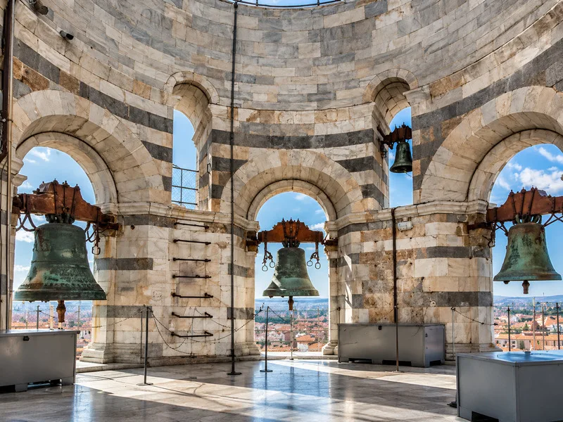 Kiến trúc tháp nghiêng Pisa với các tầng mái vòm, cột đá cẩm thạch và thiết kế Romanesque đặc trưng