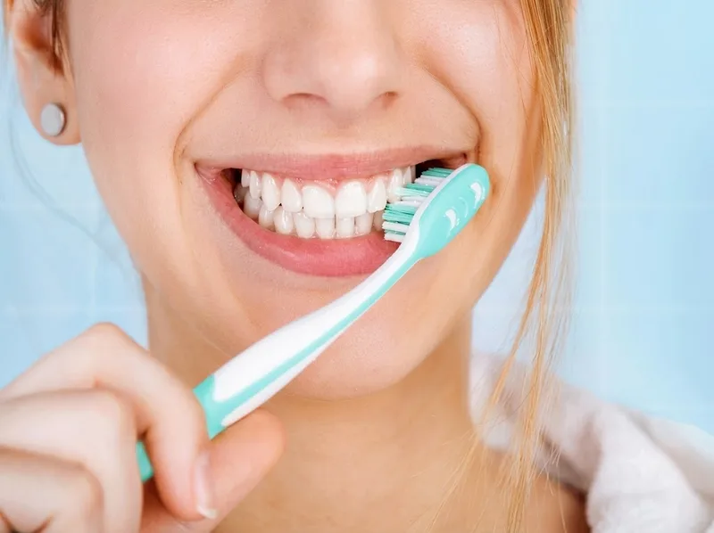 Dùng bàn chải lông mềm và vệ sinh nhẹ nhàng giúp hạn chế tổn thương nướu.