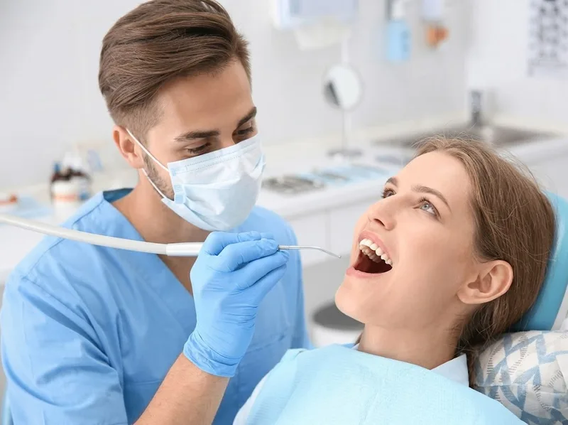 Nha sĩ lấy cao răng và kiểm tra nướu để hỗ trợ điều trị chảy máu.