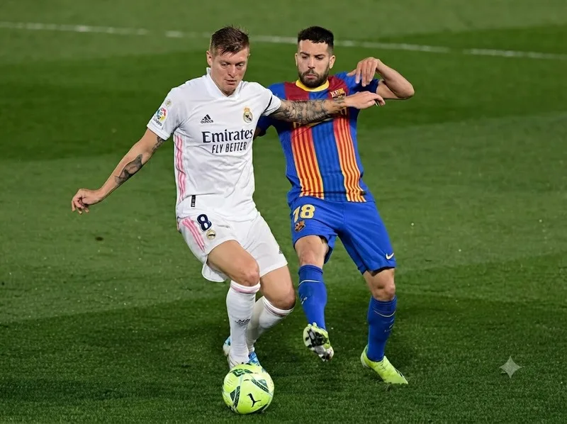 Khả năng chuyền bóng và điều tiết nhịp tạo nên thương hiệu Toni Kroos